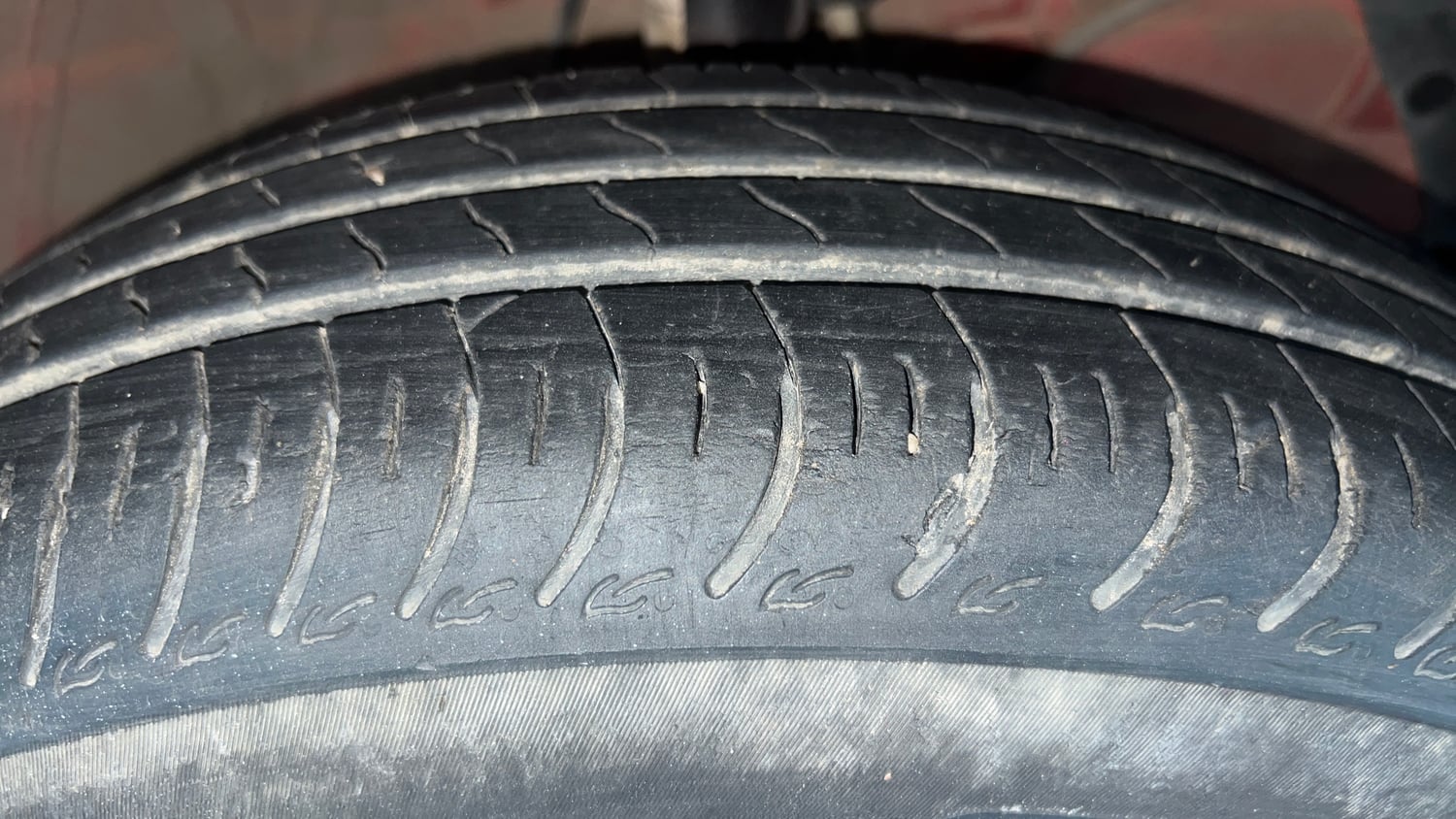 Used 2024 Maruti Suzuki Swift VXi (O) Petrol Manual tyres RIGHT FRONT TYRE TREAD VIEW