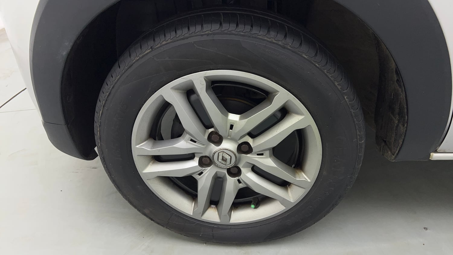 Used 2021 Renault Triber RXZ EASY-R AMT Petrol Automatic tyres LEFT FRONT TYRE RIM VIEW