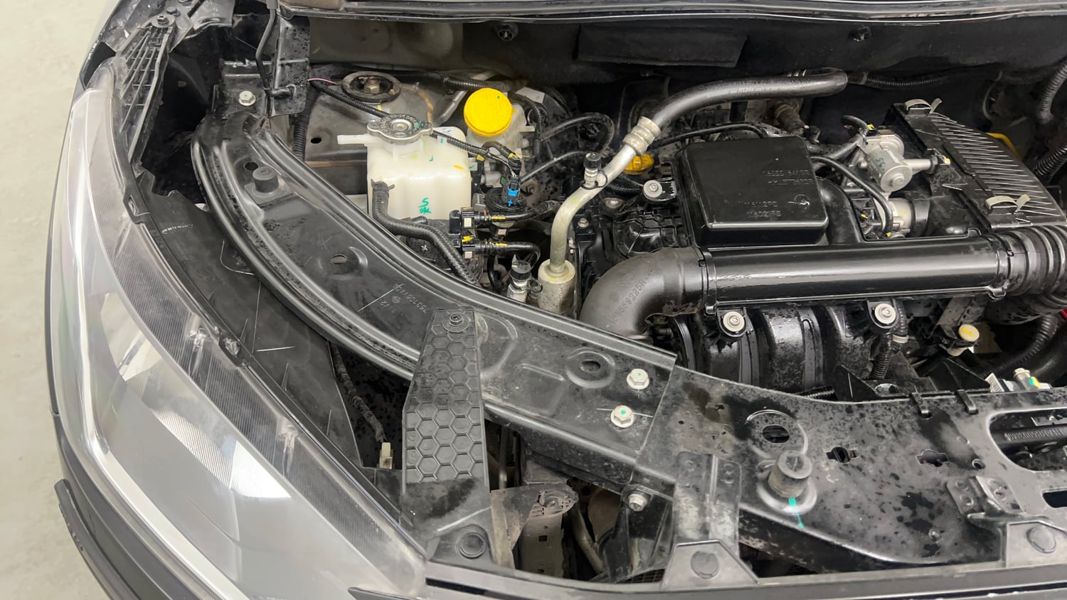 Used 2023 Nissan Magnite XV Petrol Manual engine ENGINE RIGHT SIDE VIEW