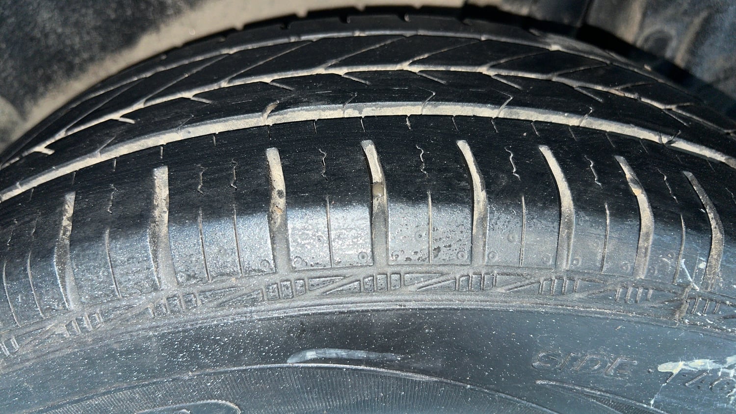 Used 2016 Maruti Suzuki Swift Lxi (O) Petrol Manual tyres LEFT REAR TYRE TREAD VIEW