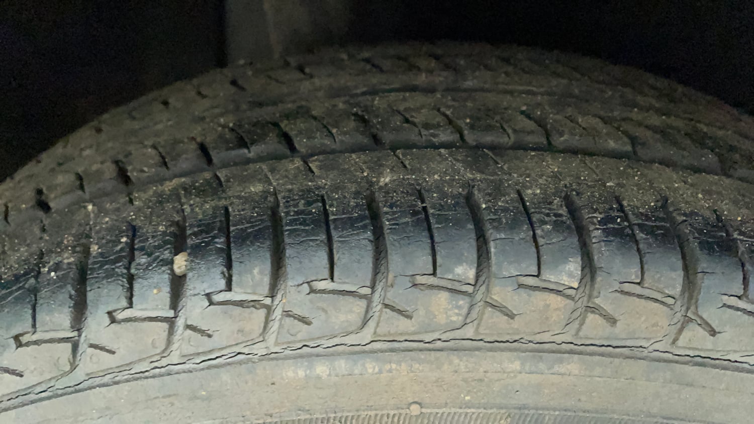 Used 2016 Maruti Suzuki Baleno Delta 1.2 Petrol Manual tyres RIGHT REAR TYRE TREAD VIEW