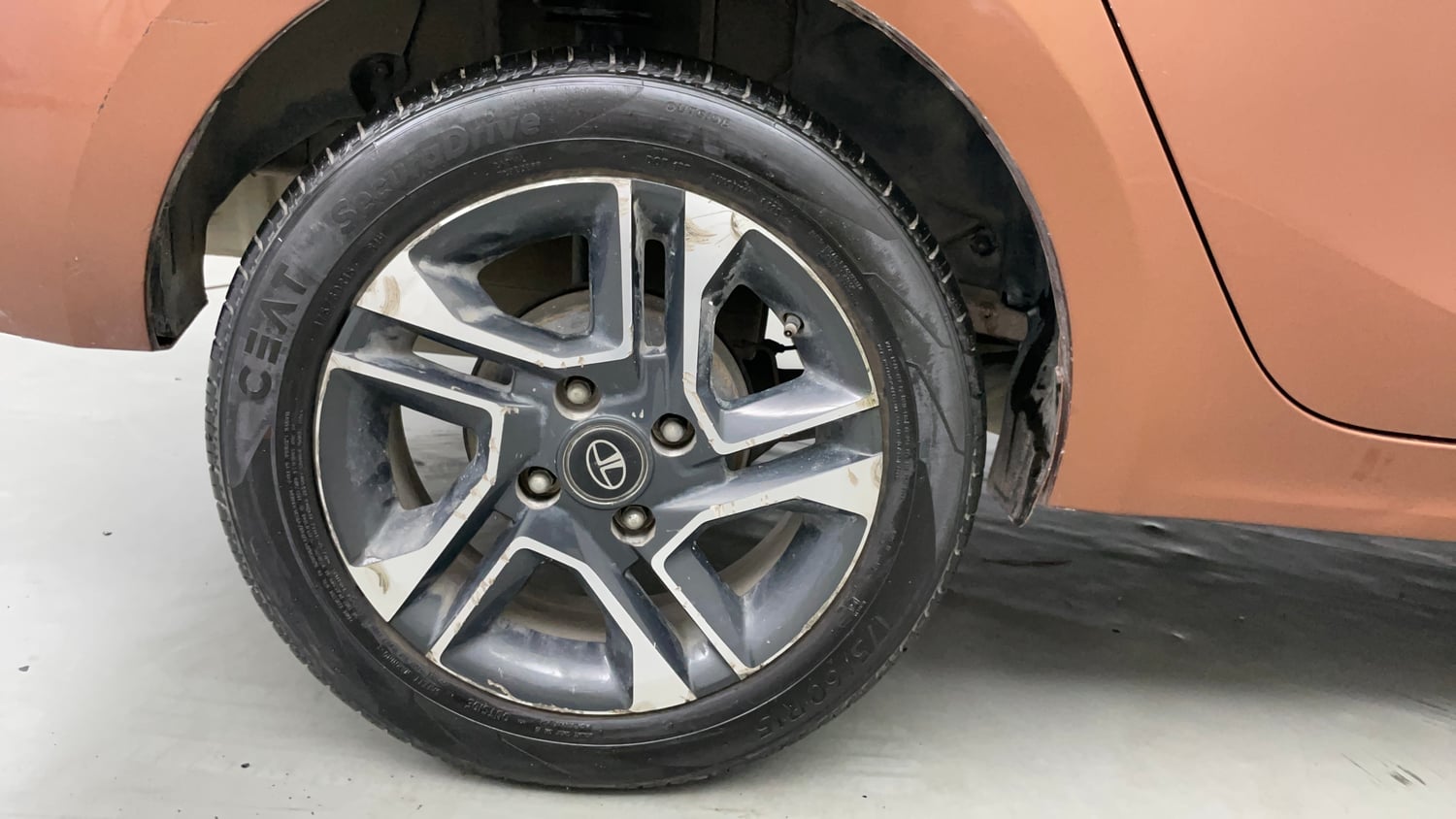 Used 2018 Tata Tigor Revotron XZ (O) Petrol Manual tyres RIGHT REAR TYRE RIM VIEW