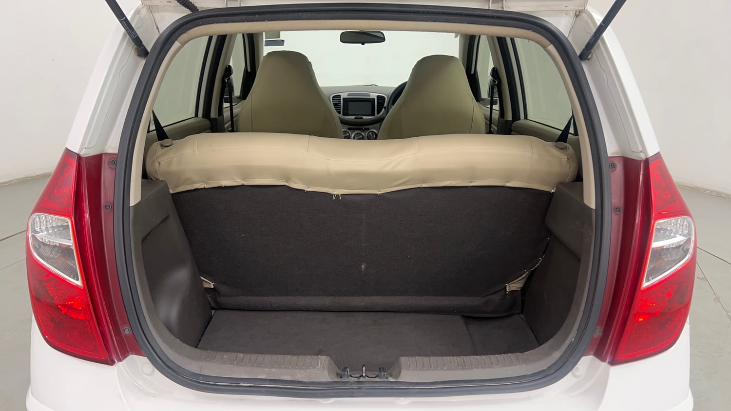 Used 2015 Hyundai i10 Magna 1.1 iRDE2 Petrol Manual interior DICKY INSIDE VIEW