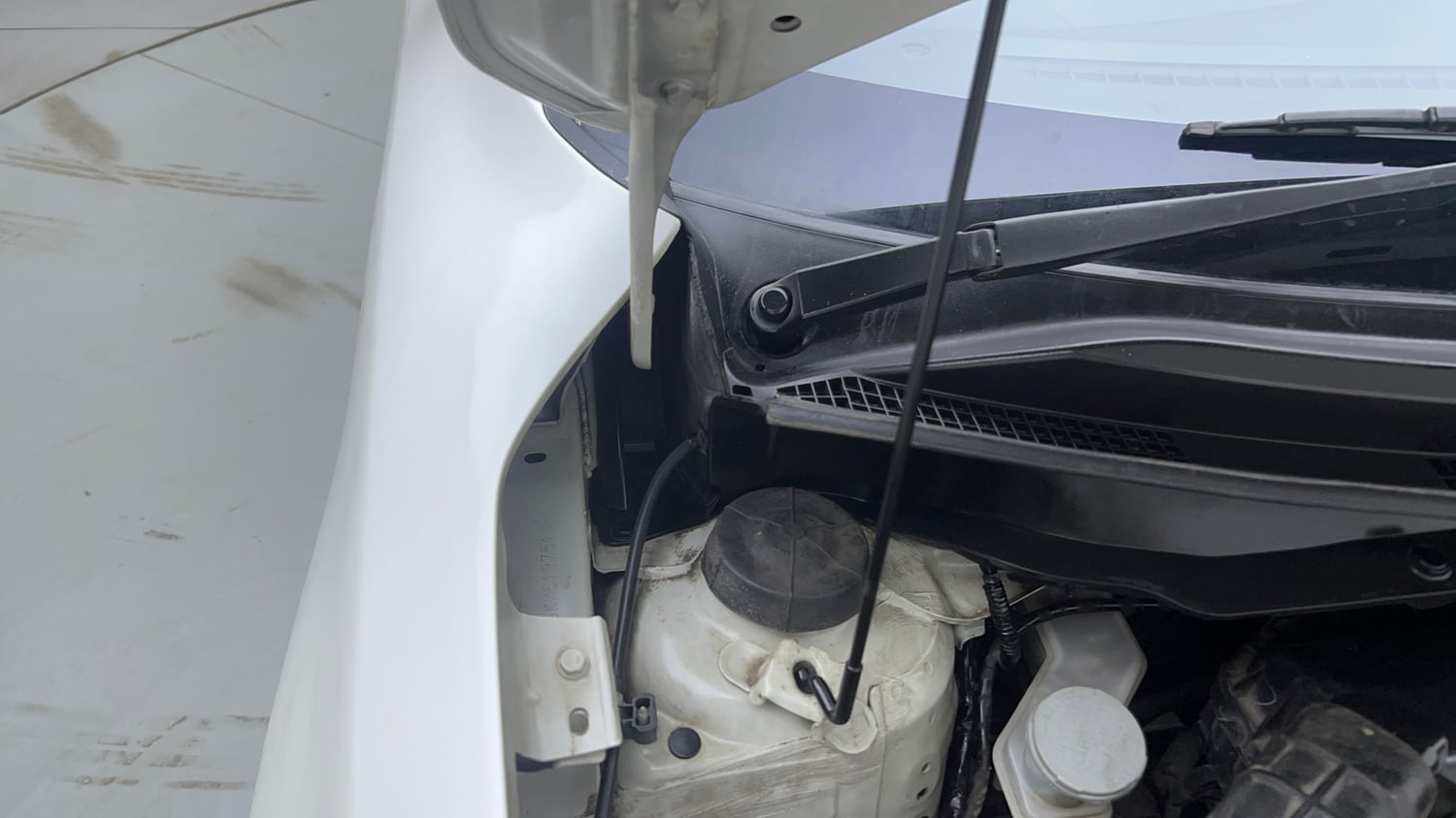 Used 2020 Maruti Suzuki Dzire VXi Petrol Manual engine ENGINE RIGHT SIDE HINGE & APRON VIEW