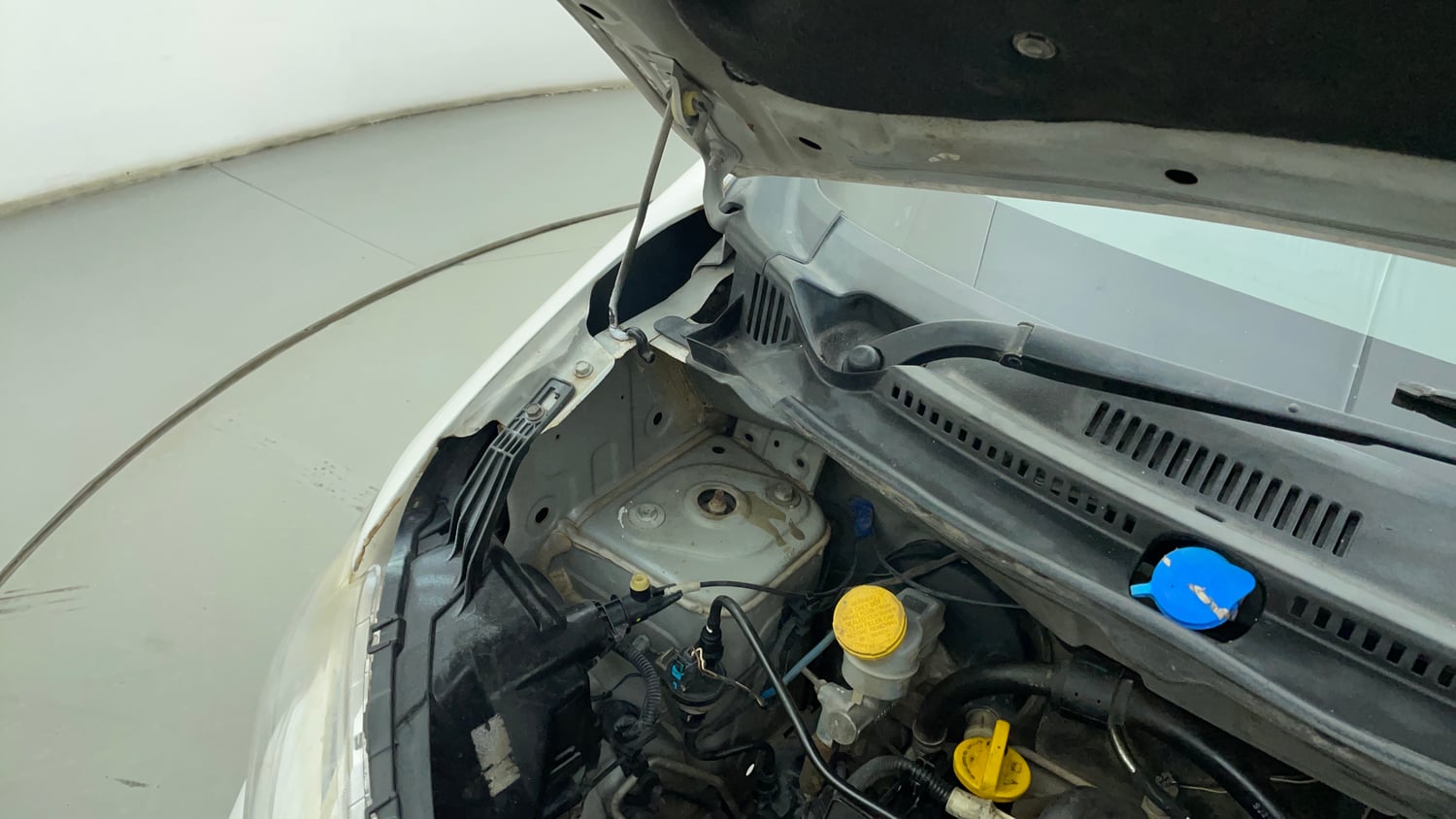 Used 2017 Datsun Redi-GO T (O) Petrol Manual engine ENGINE RIGHT SIDE HINGE & APRON VIEW