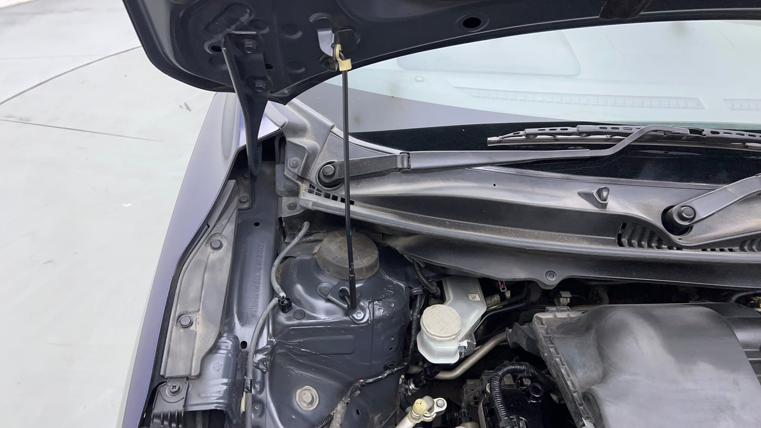 Used 2022 Toyota Glanza V AMT Petrol Automatic engine ENGINE RIGHT SIDE HINGE & APRON VIEW