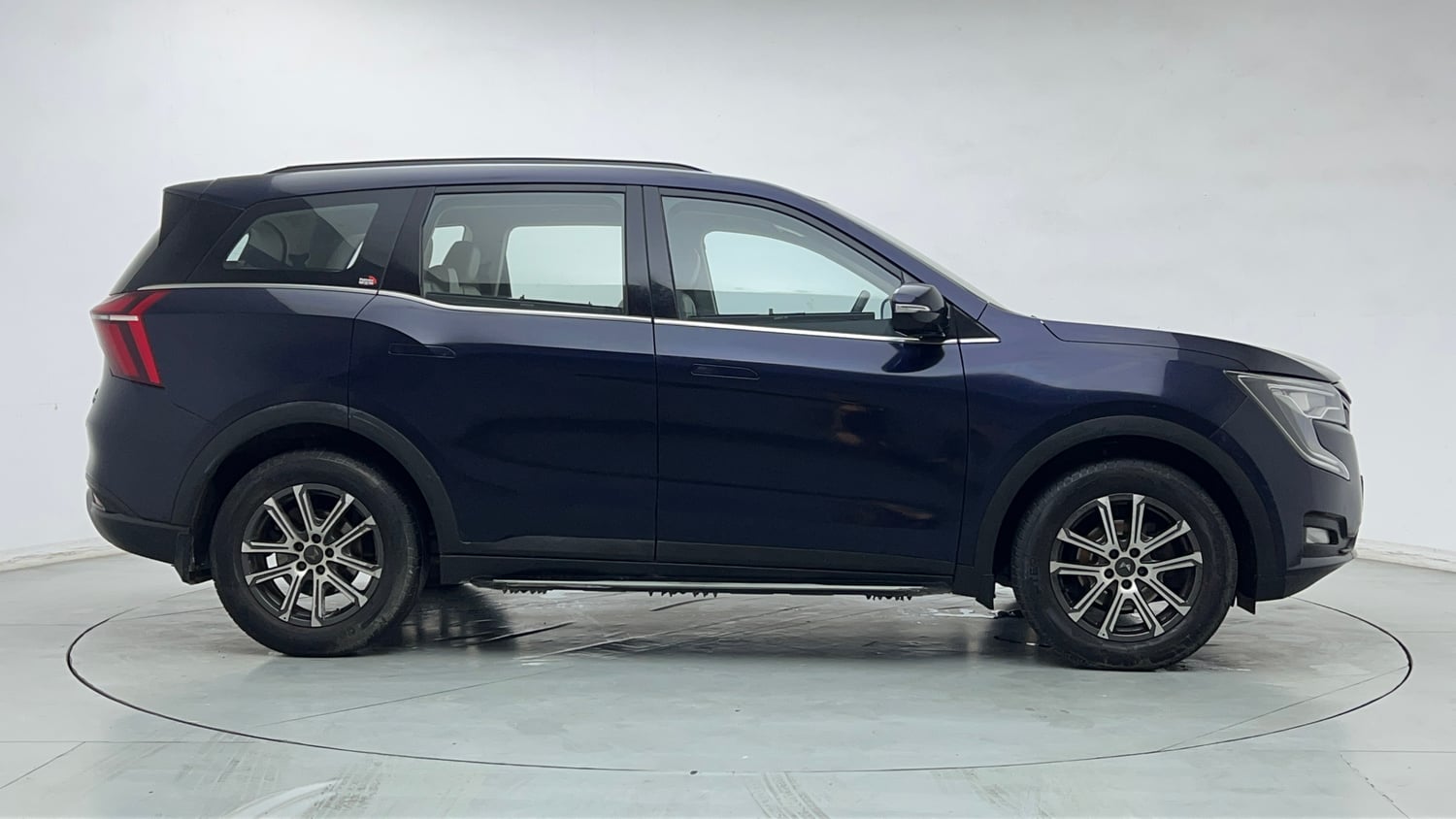 Used 2022 Mahindra XUV700 AX 7 Petrol MT 7 STR Petrol Manual exterior RIGHT SIDE VIEW