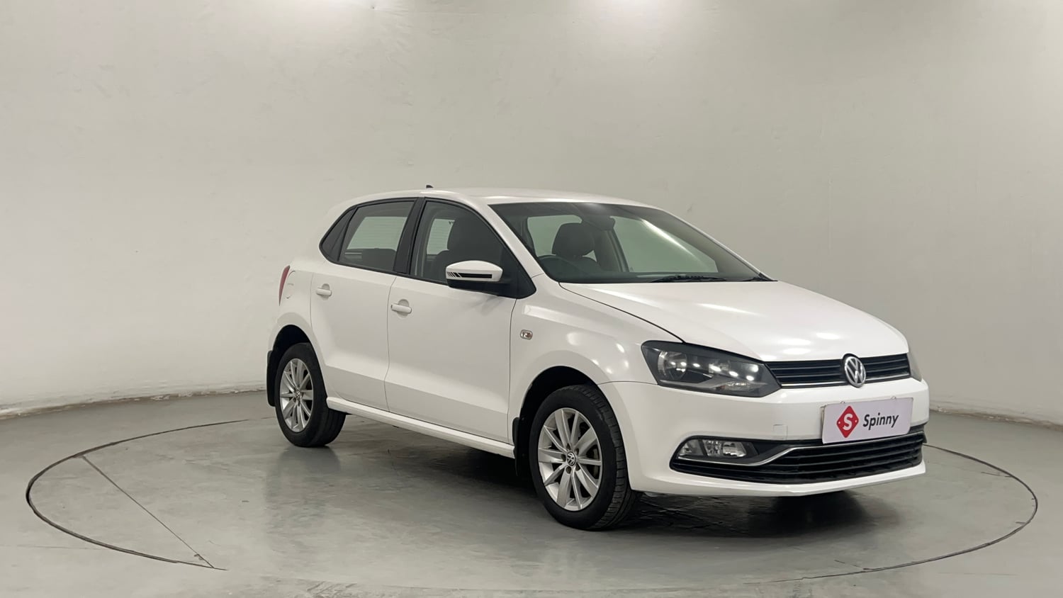 Used 2015 Volkswagen Polo Highline1.2L (P) Petrol Manual exterior RIGHT FRONT CORNER VIEW
