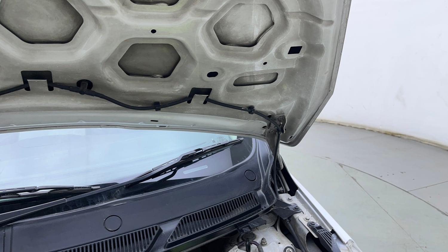 Used 2016 Ford Figo Trend 1.2 Ti-VCT Petrol Manual engine ENGINE LEFT SIDE HINGE & APRON VIEW