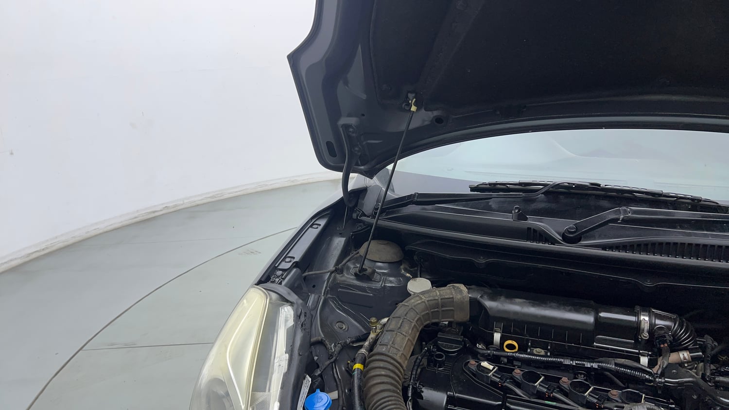 Used 2018 Maruti Suzuki Baleno Zeta 1.2 Petrol Manual engine ENGINE RIGHT SIDE HINGE & APRON VIEW