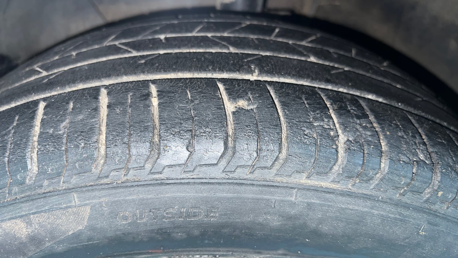Used 2021 Hyundai i20 Asta 1.2 IVT Petrol Automatic tyres LEFT FRONT TYRE TREAD VIEW
