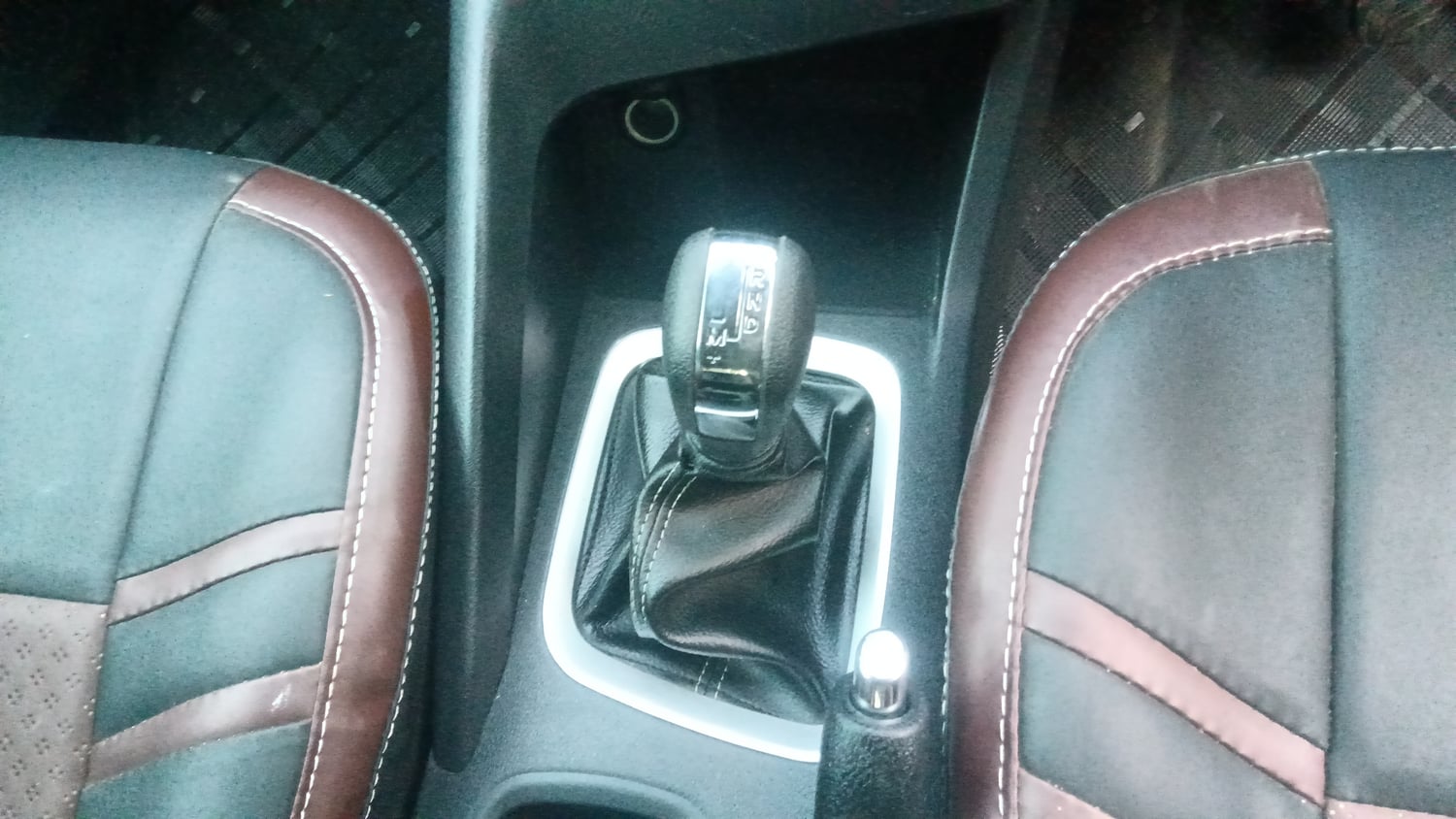Used 2026 Nissan Magnite Acenta B4D 1.0 Petrol AMT Petrol Automatic interior GEAR  KNOB VIEW