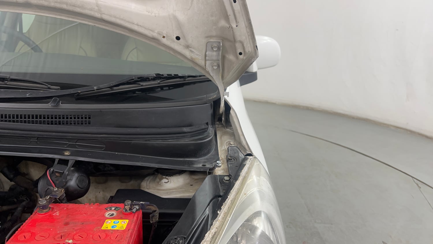 Used 2015 Hyundai i10 Magna 1.1 iRDE2 Petrol Manual engine ENGINE LEFT SIDE HINGE & APRON VIEW