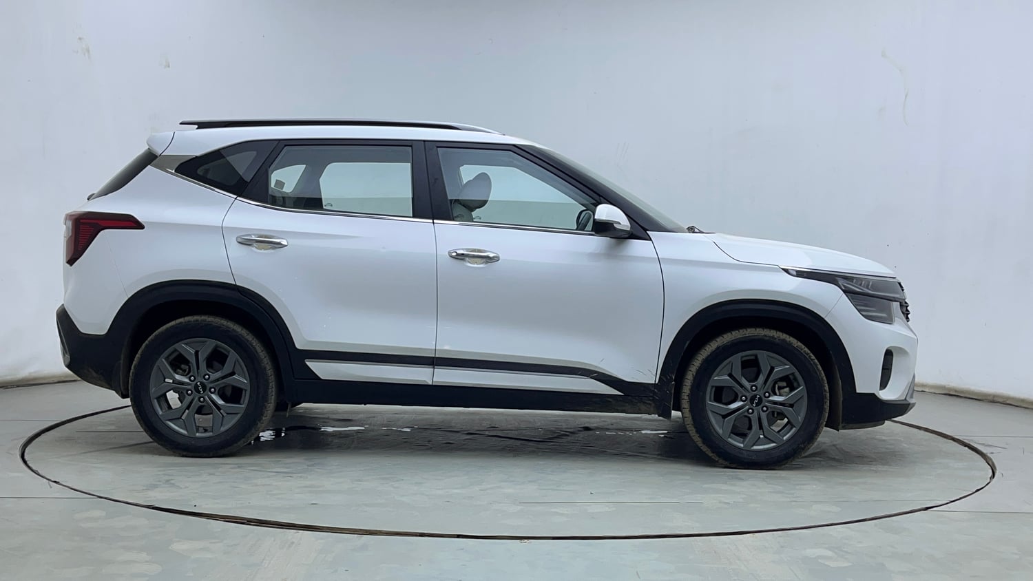 Used 2024 Kia Seltos HTX 1.5 Petrol MT Petrol Manual exterior RIGHT SIDE VIEW