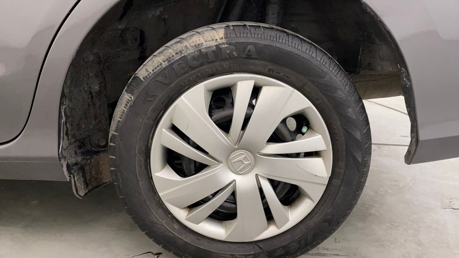 Used 2018 Honda Amaze 1.2 S CVT Petrol Petrol Automatic tyres LEFT REAR TYRE RIM VIEW