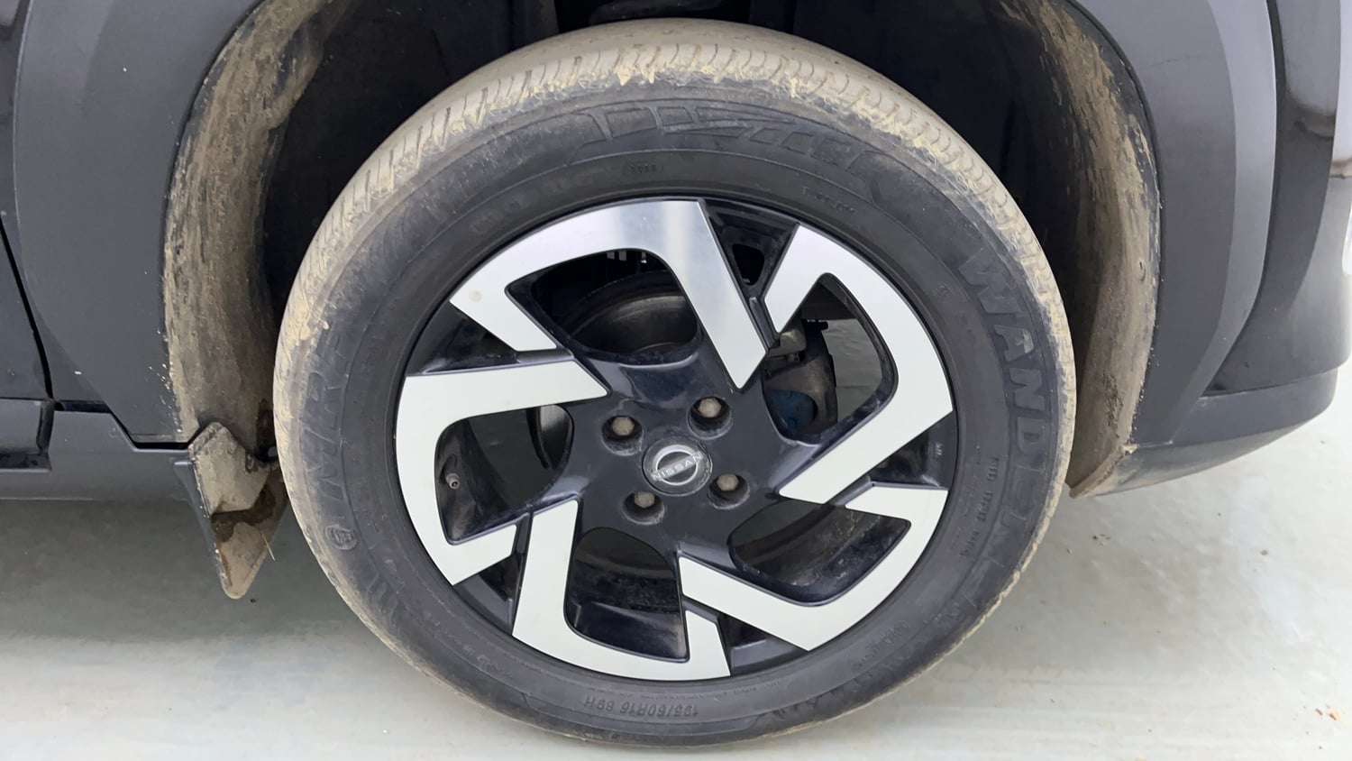 Used 2024 Nissan Magnite XV Premium (O)Turbo CVT Petrol Automatic tyres RIGHT FRONT TYRE RIM VIEW