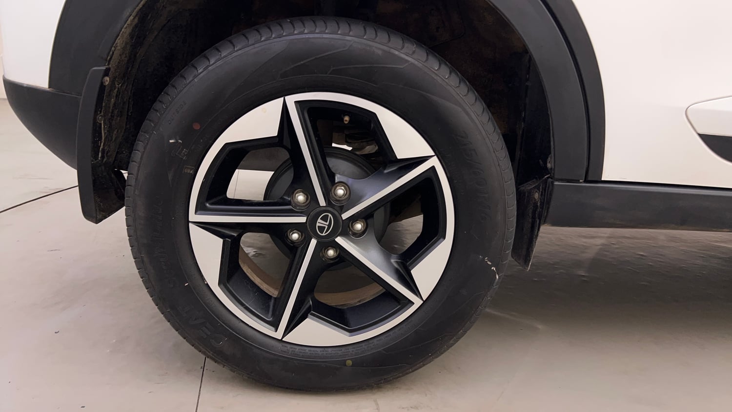 Used 2025 Tata Nexon Fearless Plus (PS) 1.2 Petrol DCA Dual Tone Petrol Automatic tyres RIGHT REAR TYRE RIM VIEW