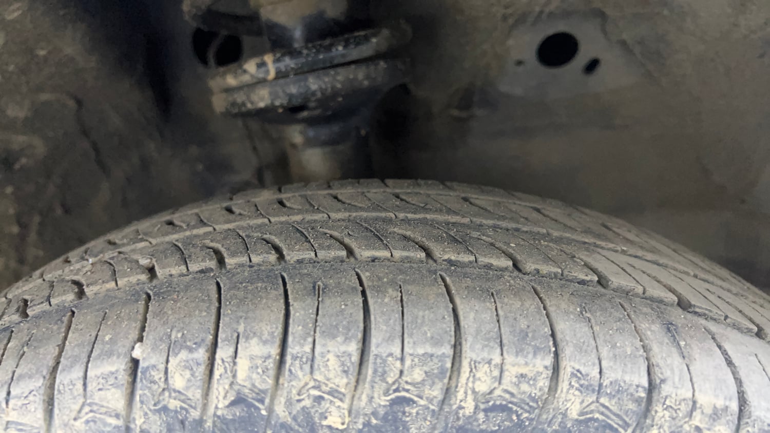 Used 2014 Maruti Suzuki Wagon R LXI Petrol Manual tyres RIGHT FRONT TYRE TREAD VIEW