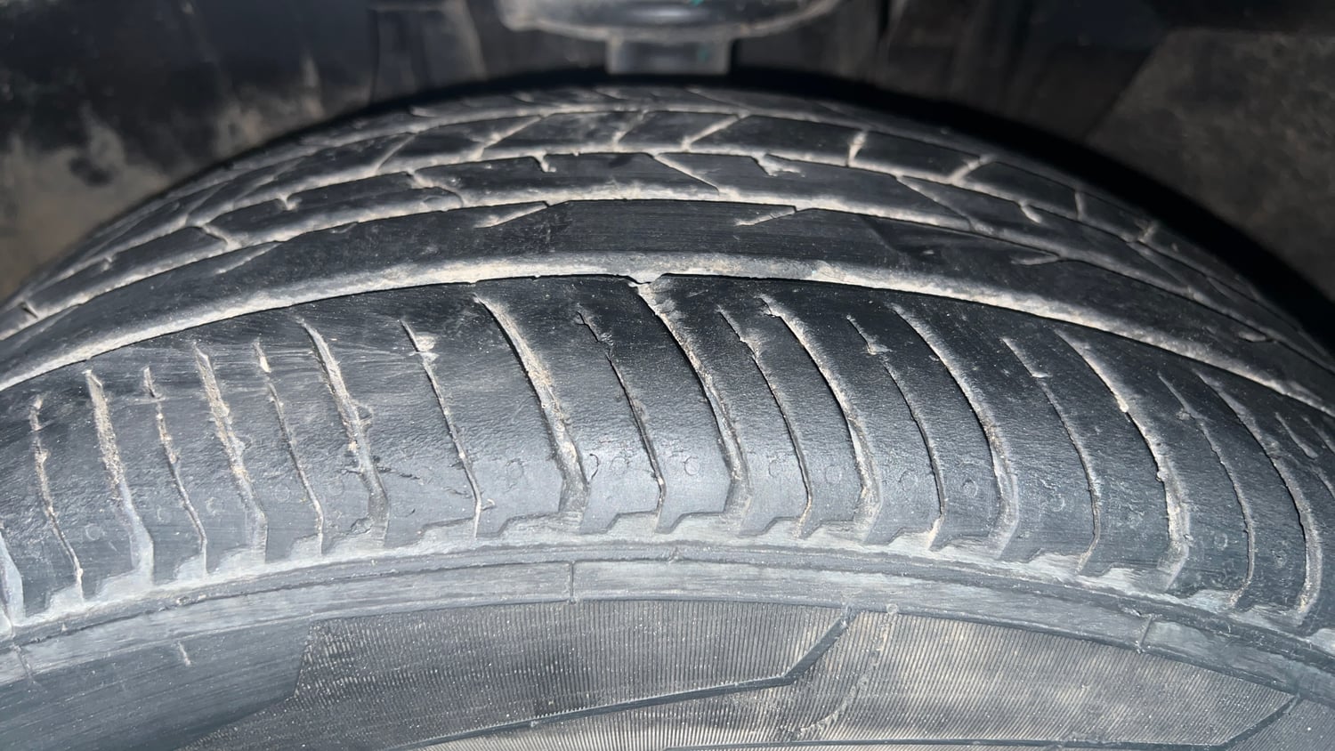 Used 2022 Nissan Magnite XV Turbo Petrol Manual tyres LEFT FRONT TYRE TREAD VIEW