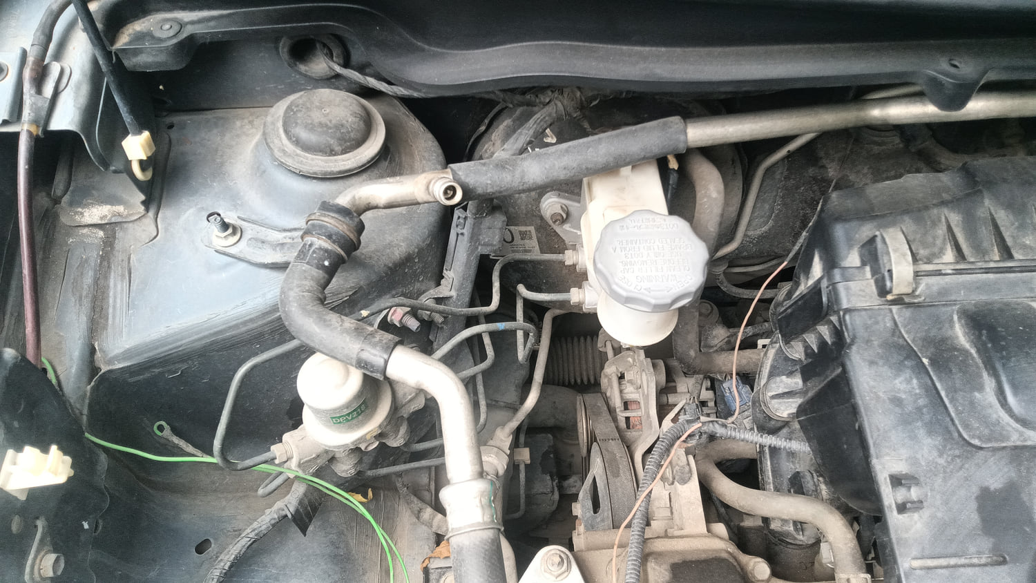 Used 2015 Maruti Suzuki Celerio ZXi Petrol Manual engine ENGINE RIGHT SIDE HINGE & APRON VIEW