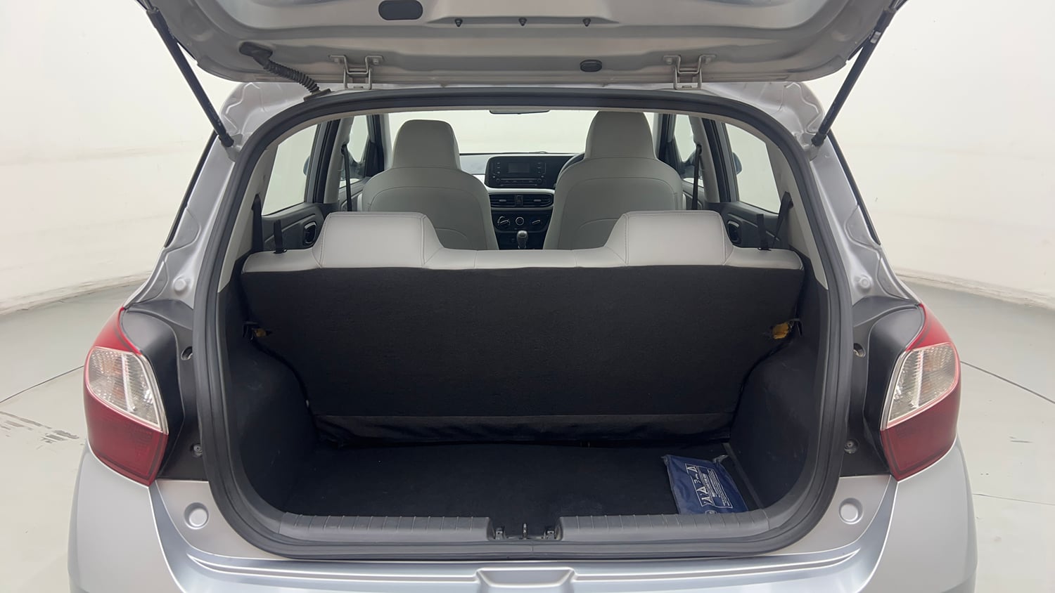 Used 2022 Hyundai Grand i10 Nios Magna 1.2 Kappa VTVT Petrol Manual interior DICKY INSIDE VIEW