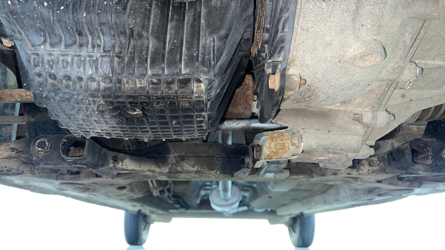 Used 2017 Renault Kwid 1.0 RXT Petrol Manual extra FRONT LEFT UNDERBODY VIEW
