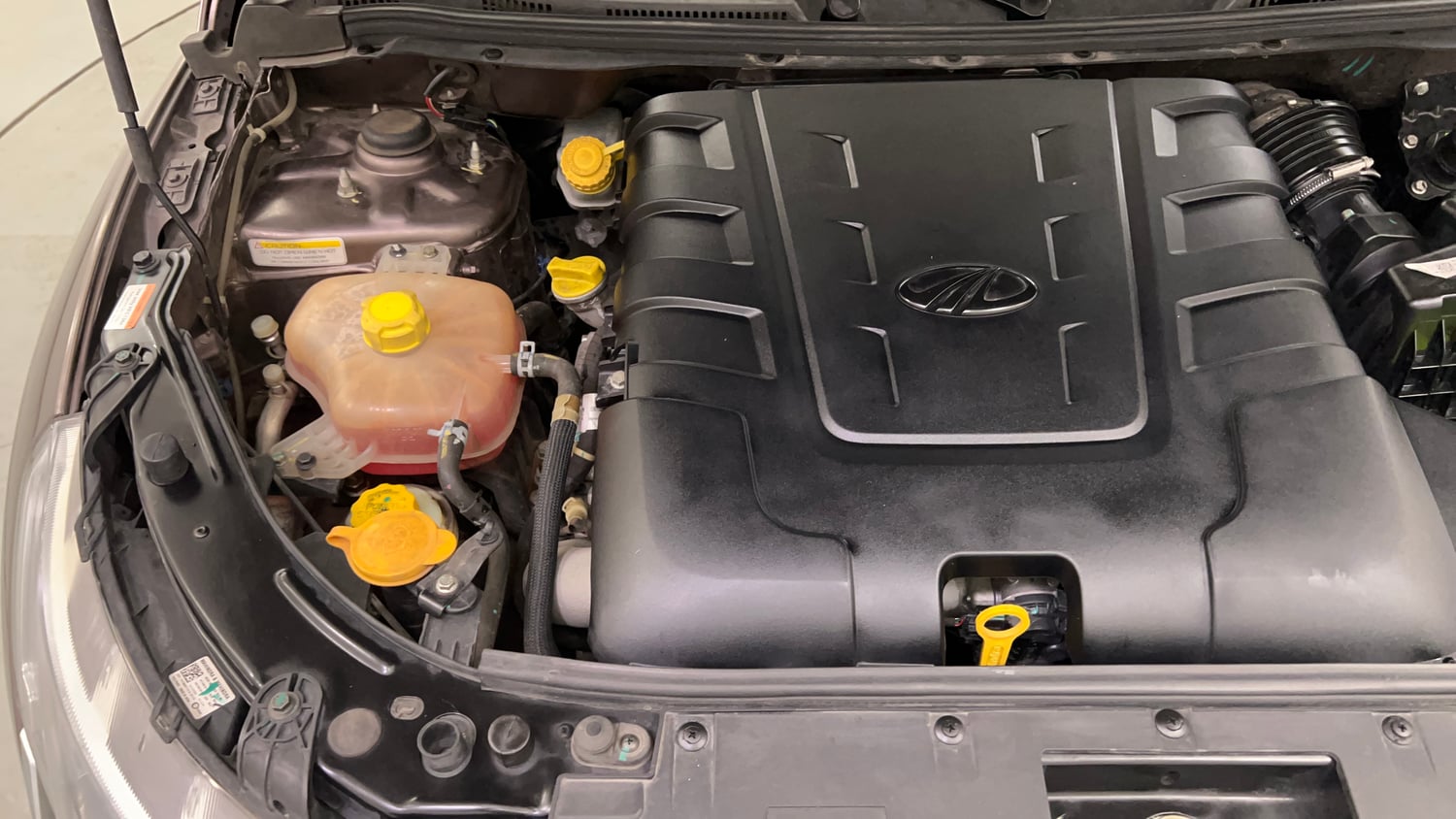 Used 2021 Mahindra XUV500 W11 Diesel Manual engine ENGINE RIGHT SIDE VIEW