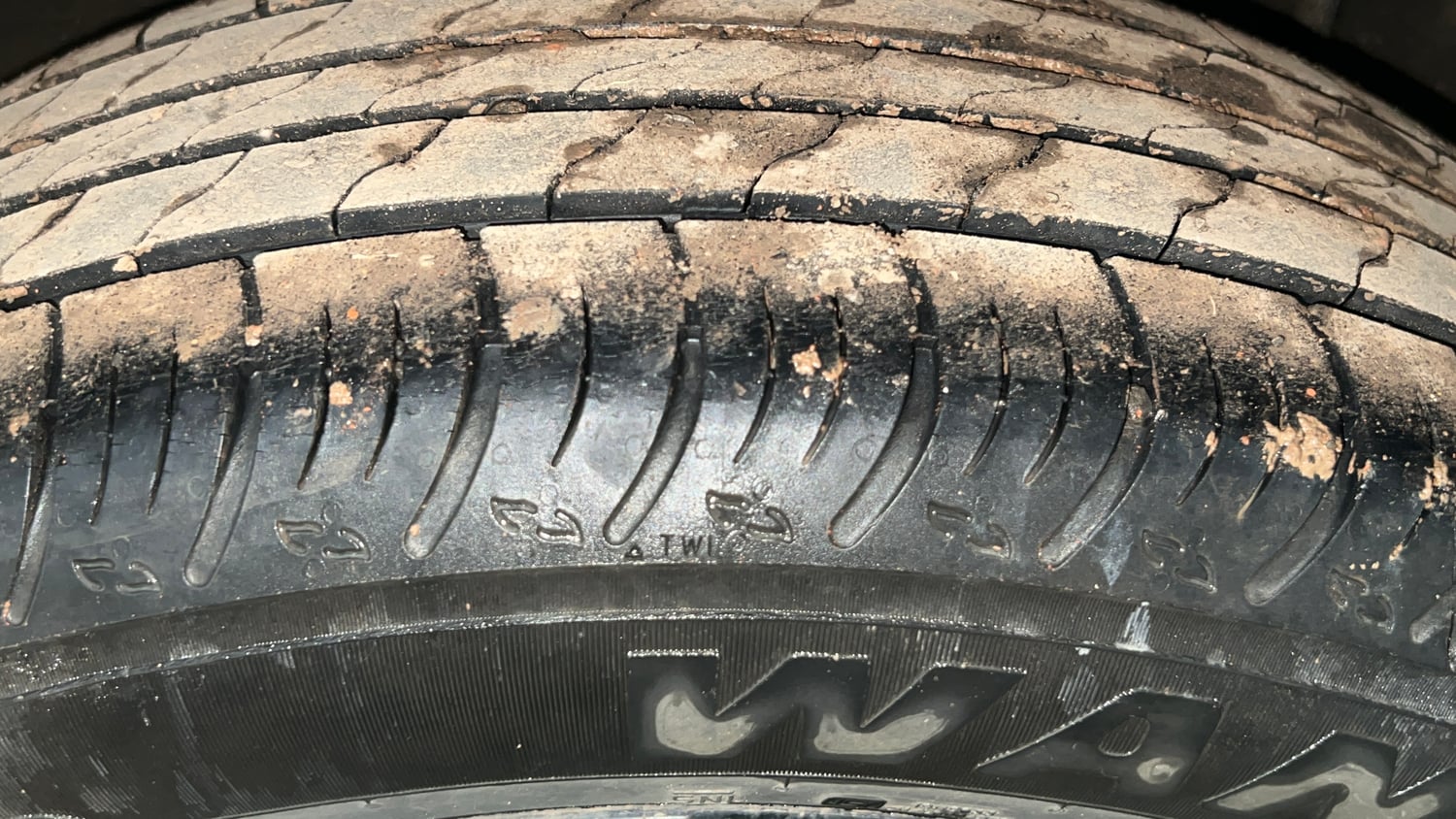 Used 2023 Renault Kiger RXZ AMT Dual Tone Petrol Automatic tyres LEFT REAR TYRE TREAD VIEW