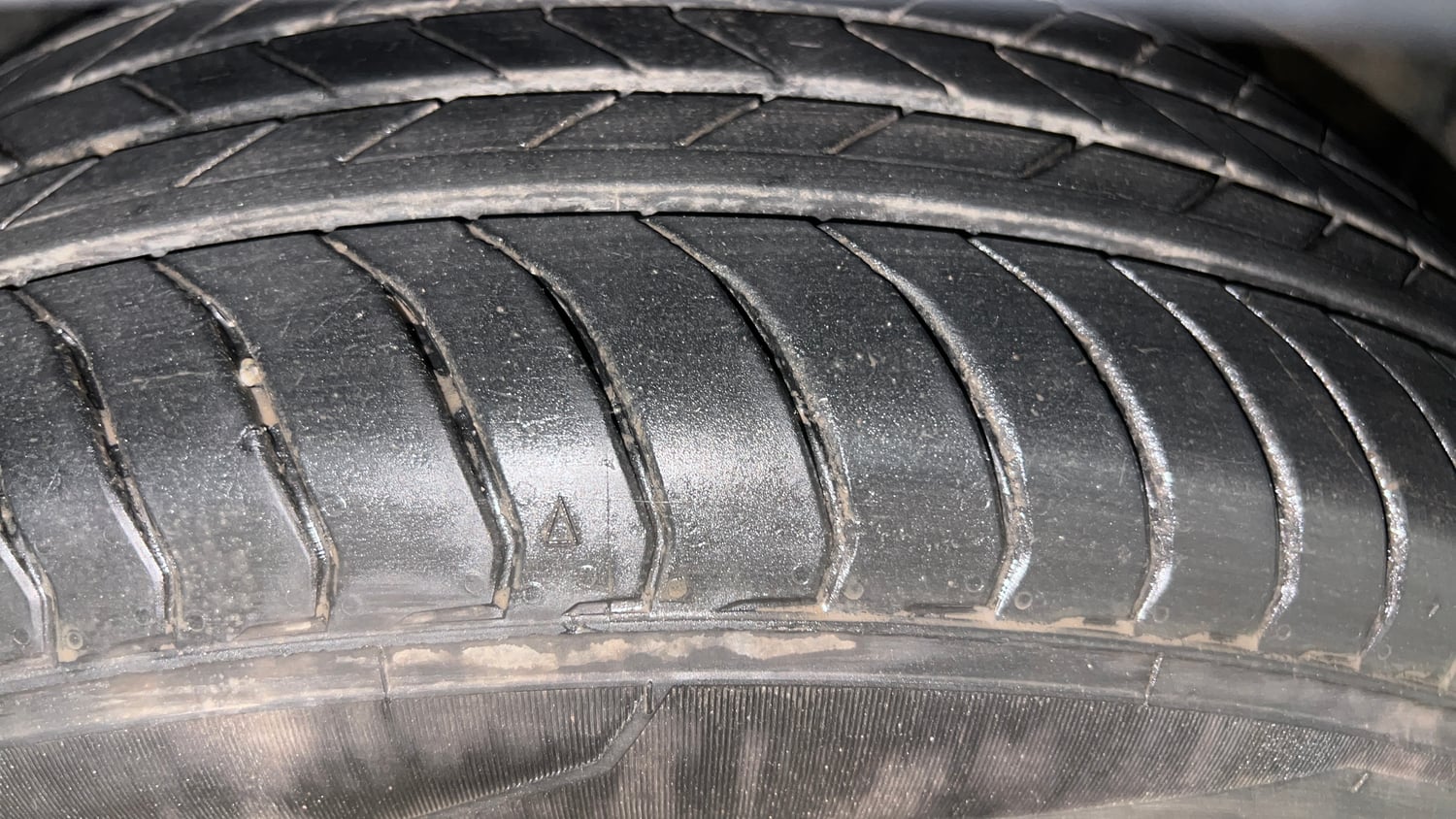 Used 2025 Tata Nexon Fearless Plus (PS) 1.2 Petrol DCA Dual Tone Petrol Automatic tyres RIGHT FRONT TYRE TREAD VIEW