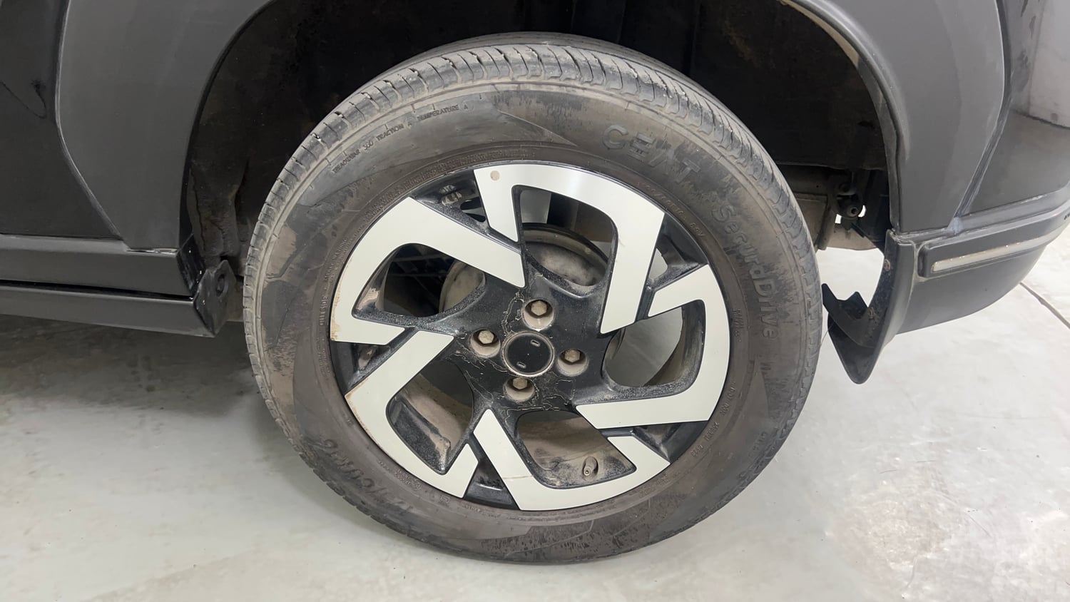 Used 2023 Nissan Magnite XV Petrol Manual tyres LEFT REAR TYRE RIM VIEW