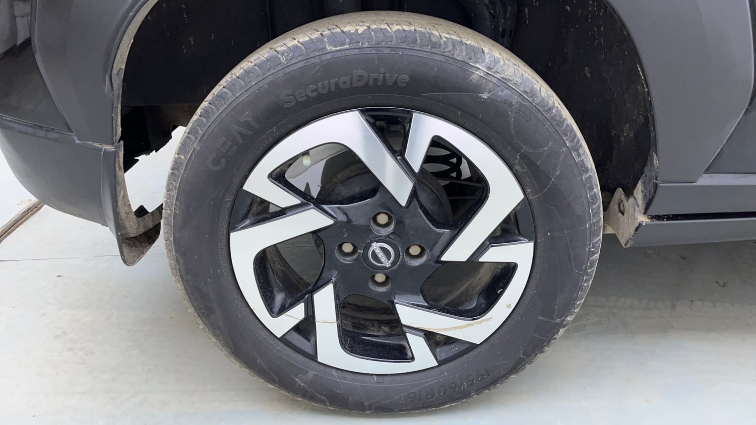 Used 2024 Nissan Magnite XV Premium (O)Turbo CVT Petrol Automatic tyres RIGHT REAR TYRE RIM VIEW