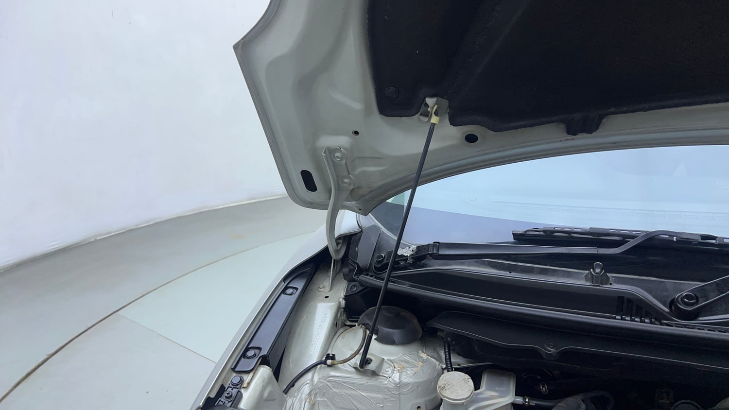 Used 2017 Maruti Suzuki Baleno Zeta 1.3 Diesel Manual engine ENGINE RIGHT SIDE HINGE & APRON VIEW