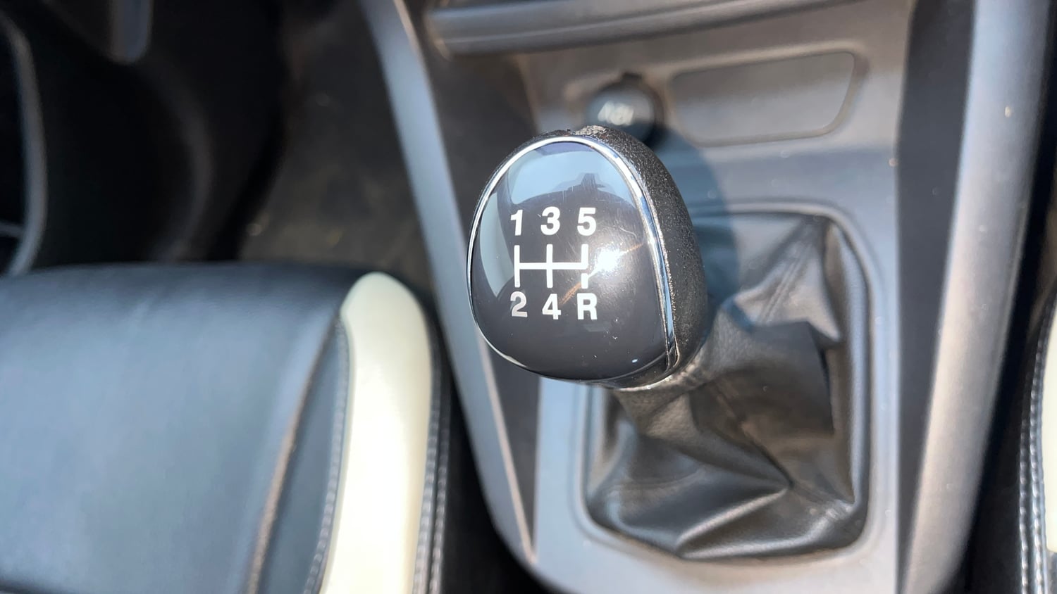 Used 2016 Ford Figo Trend 1.2 Ti-VCT Petrol Manual interior GEAR  KNOB VIEW