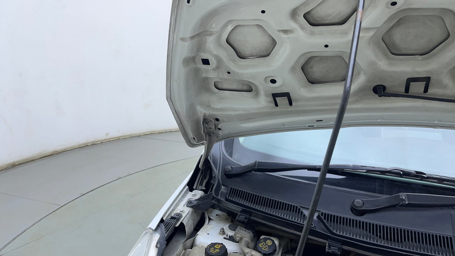 Used 2016 Ford Figo Trend 1.2 Ti-VCT Petrol Manual engine ENGINE RIGHT SIDE HINGE & APRON VIEW