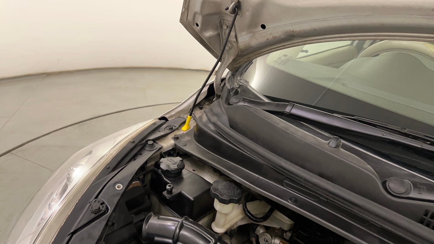 Used 2014 Hyundai i10 Magna 1.1 iRDE2 Petrol Manual engine ENGINE RIGHT SIDE HINGE & APRON VIEW