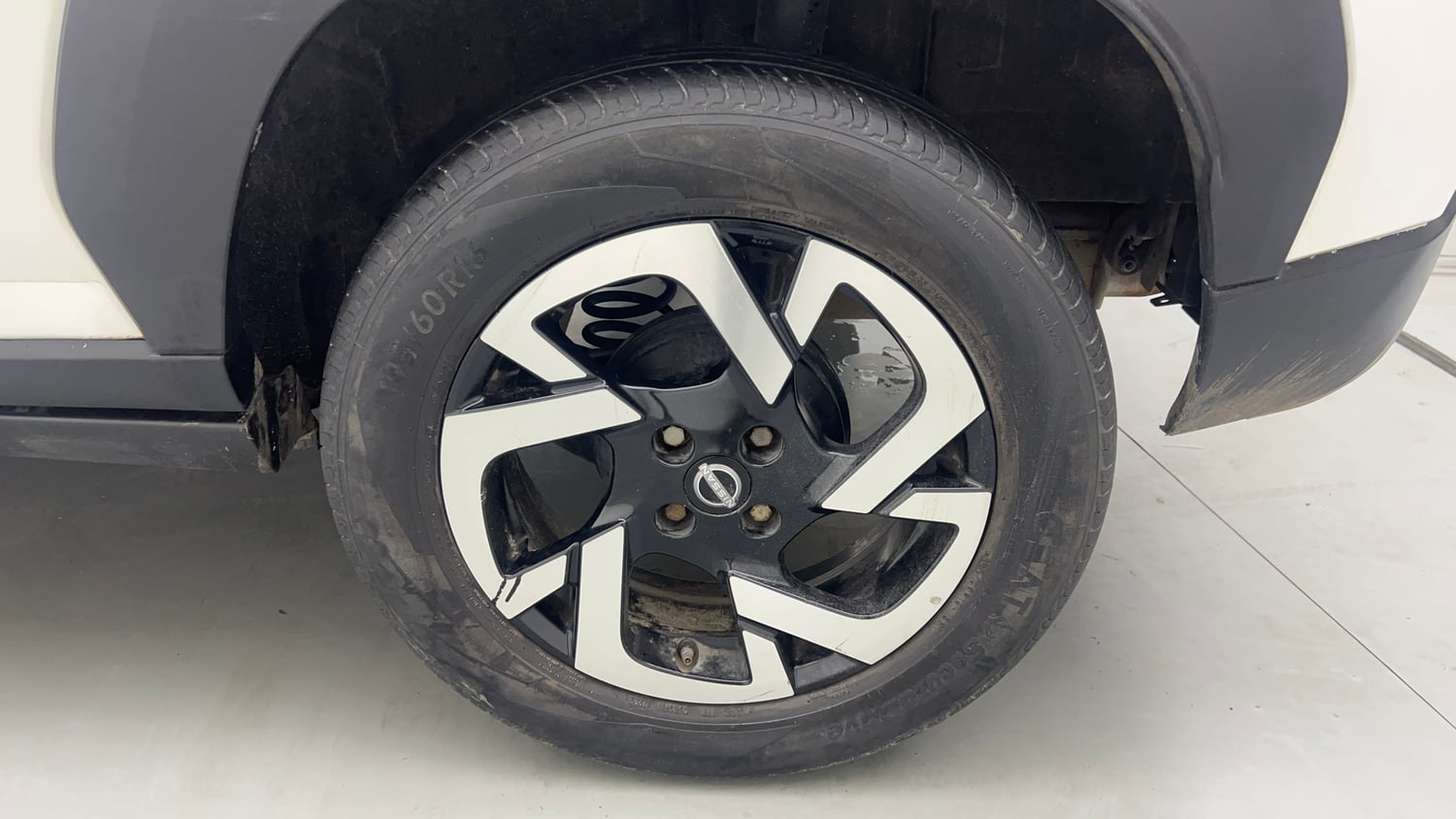 Used 2022 Nissan Magnite XV Turbo Petrol Manual tyres LEFT REAR TYRE RIM VIEW