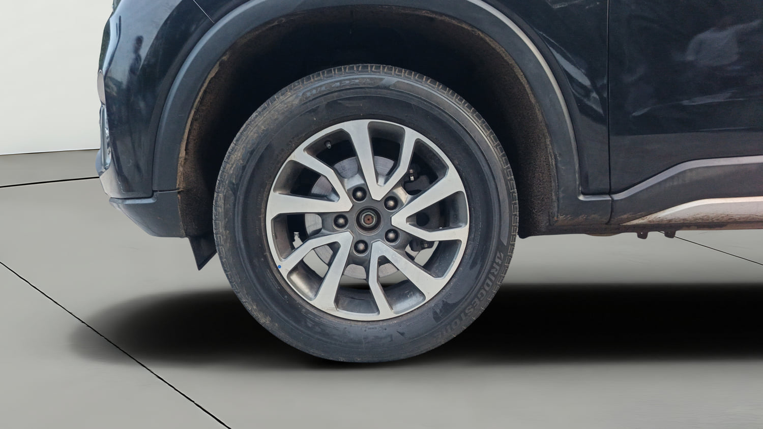 Used 2022 Mahindra Scorpio N Z8 L Diesel AT 4WD 7 STR Diesel Automatic tyres LEFT FRONT TYRE RIM VIEW