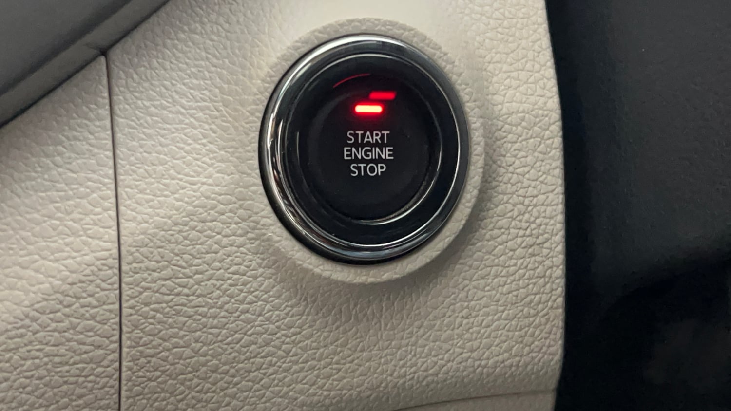 Used 2021 Mahindra XUV 300 W8 (O) 1.2 Petrol Petrol Manual top_features Keyless start