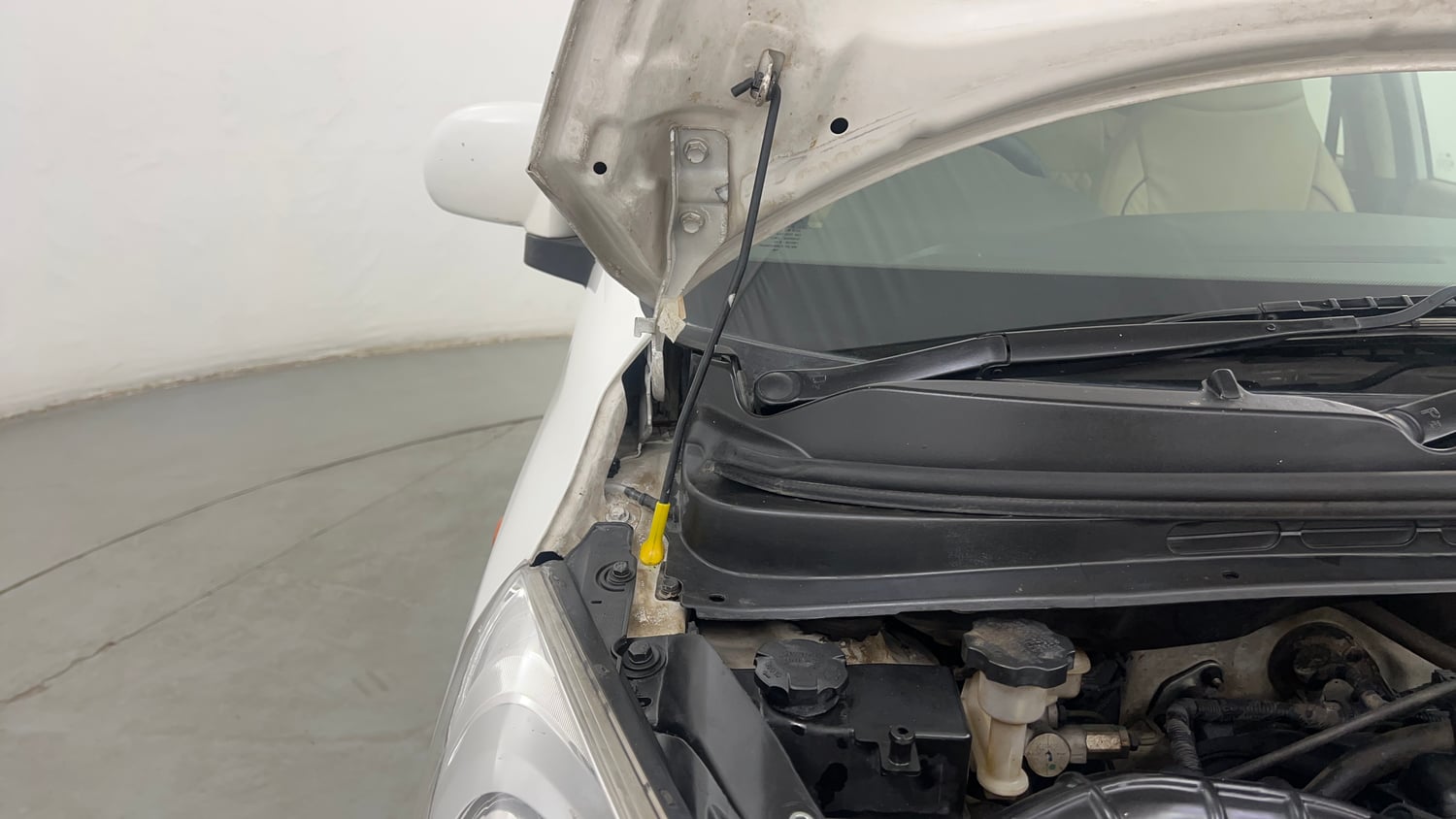 Used 2015 Hyundai i10 Magna 1.1 iRDE2 Petrol Manual engine ENGINE RIGHT SIDE HINGE & APRON VIEW