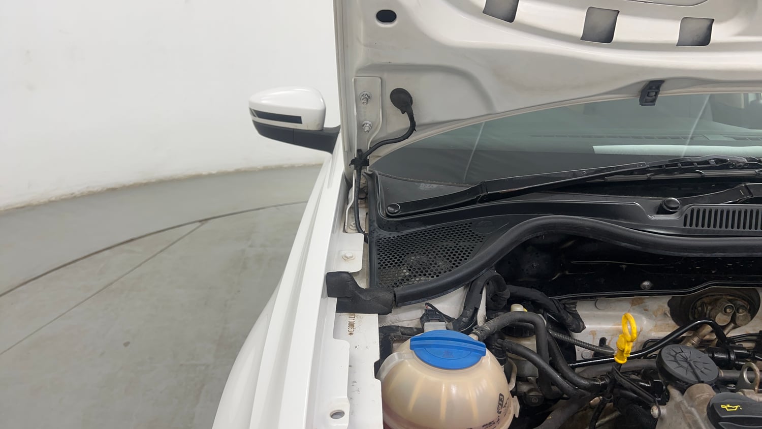 Used 2015 Volkswagen Polo Highline1.2L (P) Petrol Manual engine ENGINE RIGHT SIDE HINGE & APRON VIEW