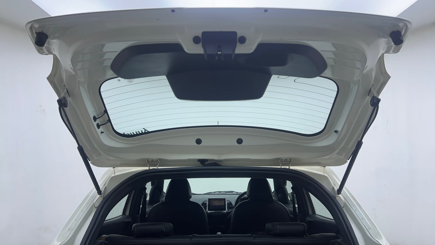 Used 2020 Ford Freestyle Titanium Plus 1.2 Ti-VCT Petrol Manual interior DICKY DOOR OPEN VIEW
