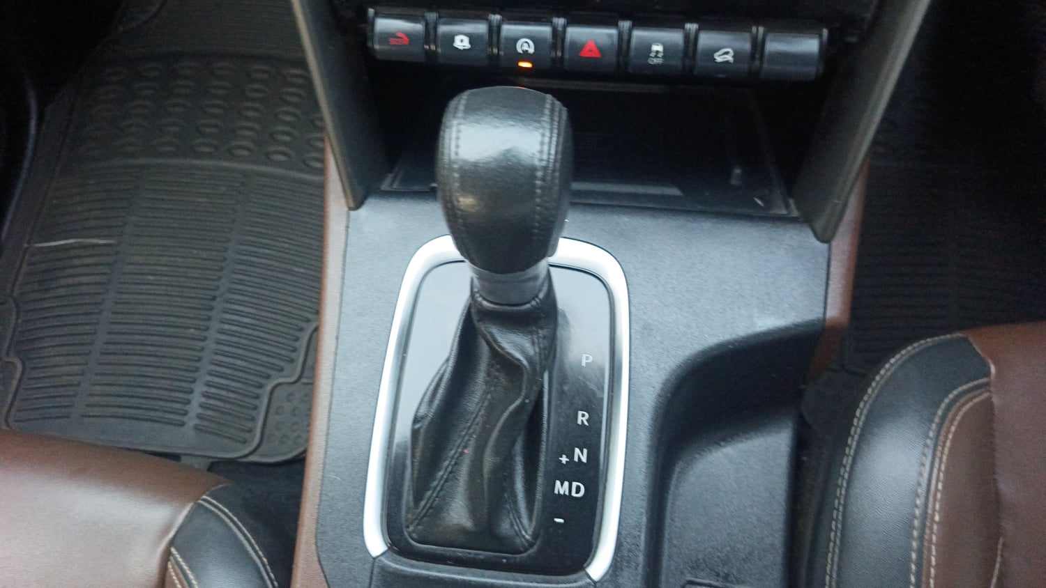 Used 2022 Mahindra Scorpio N Z8 L Diesel AT 4WD 7 STR Diesel Automatic interior GEAR  KNOB VIEW