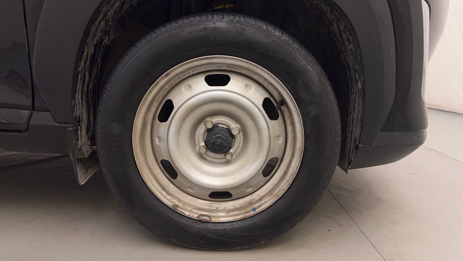 Used 2024 Nissan Magnite XE Petrol Manual tyres RIGHT FRONT TYRE RIM VIEW