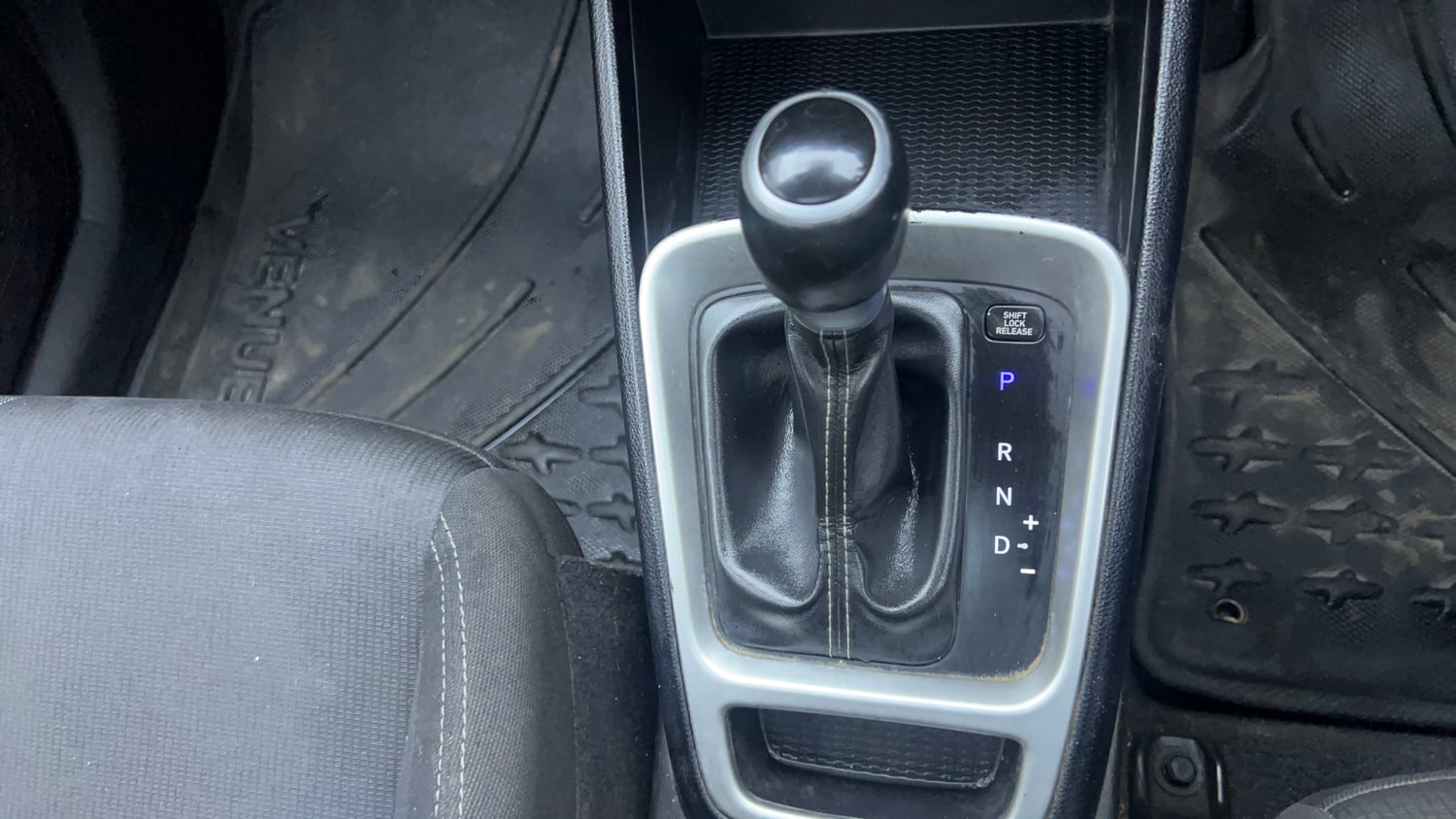 Used 2020 Hyundai Venue SX Plus 1.0 Turbo DCT Petrol Automatic interior GEAR  KNOB VIEW