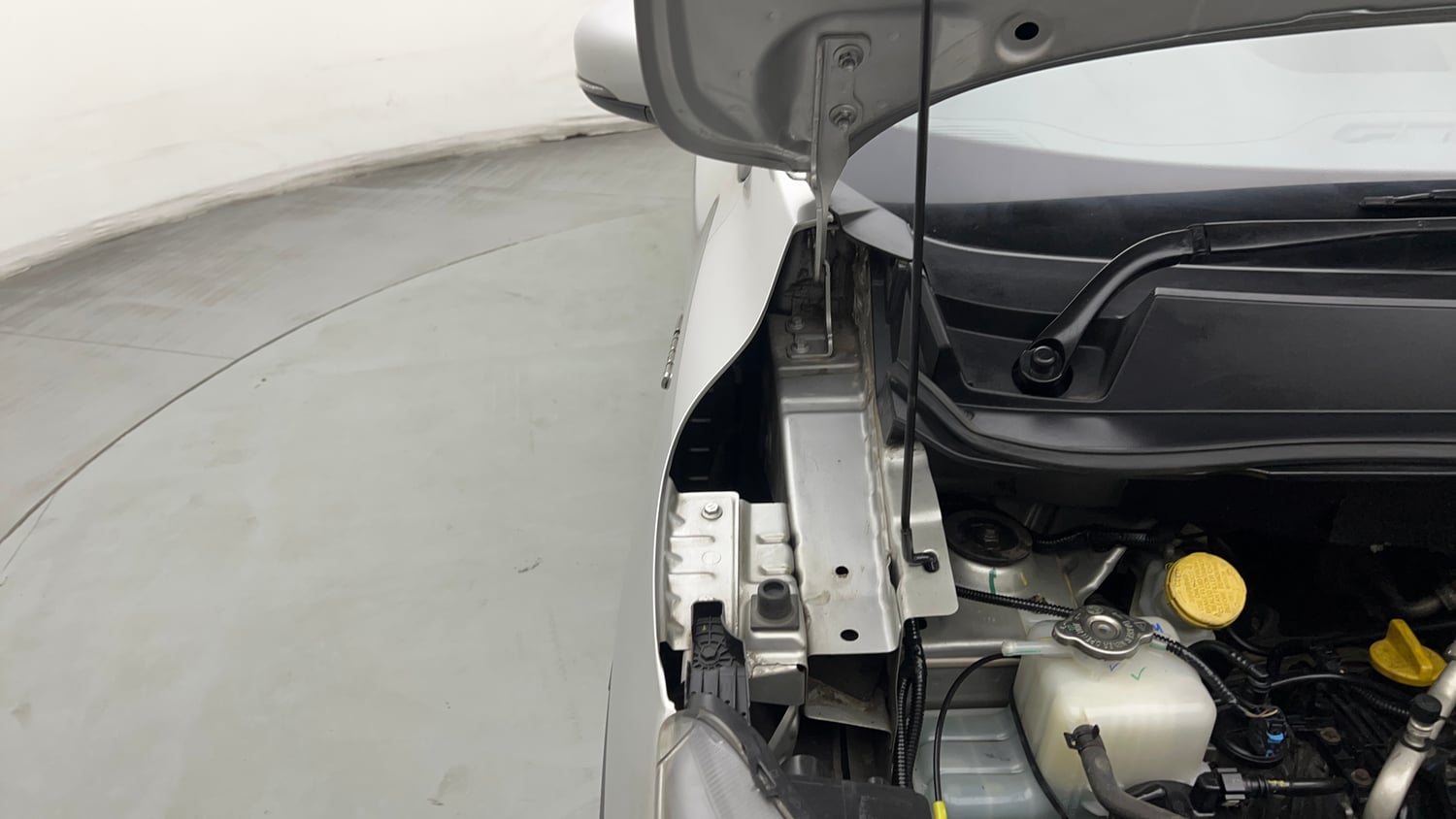 Used 2021 Renault Triber RXZ EASY-R AMT Petrol Automatic engine ENGINE RIGHT SIDE HINGE & APRON VIEW
