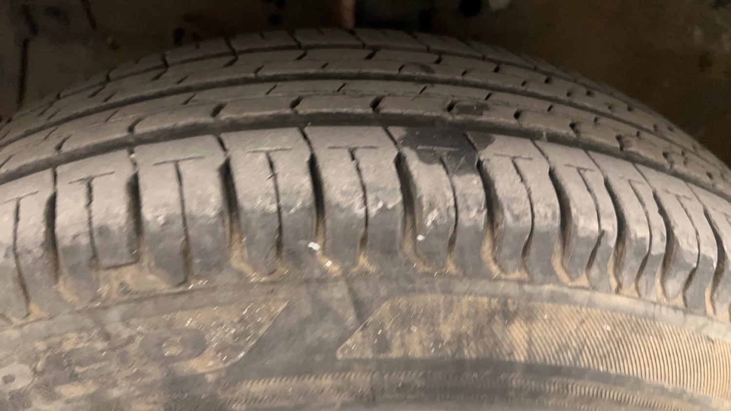 Used 2014 Maruti Suzuki Swift VXi Petrol Manual tyres LEFT FRONT TYRE TREAD VIEW