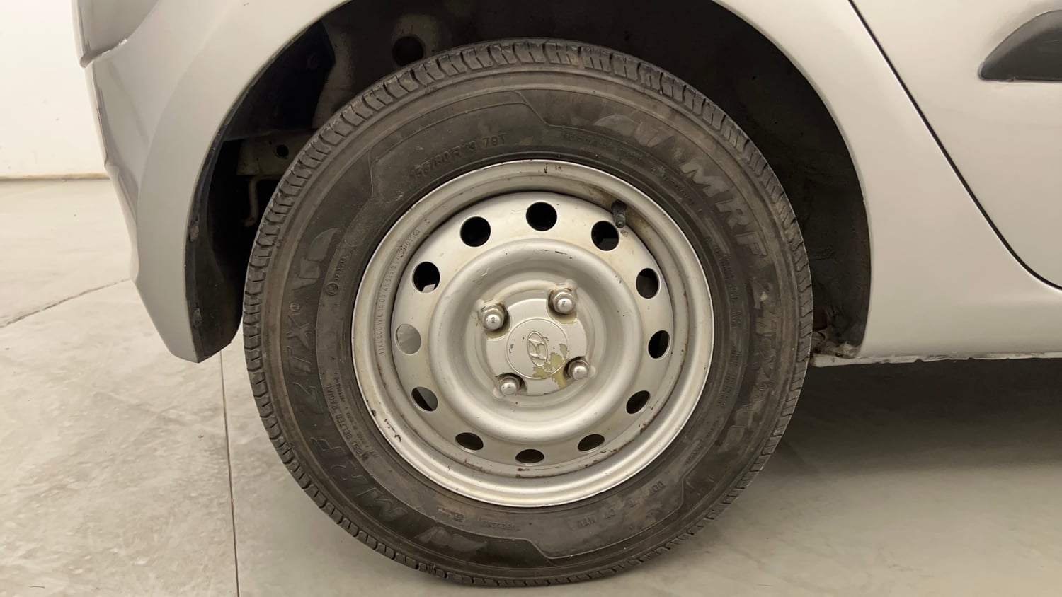 Used 2014 Hyundai i10 Magna 1.1 iRDE2 Petrol Manual tyres RIGHT REAR TYRE RIM VIEW
