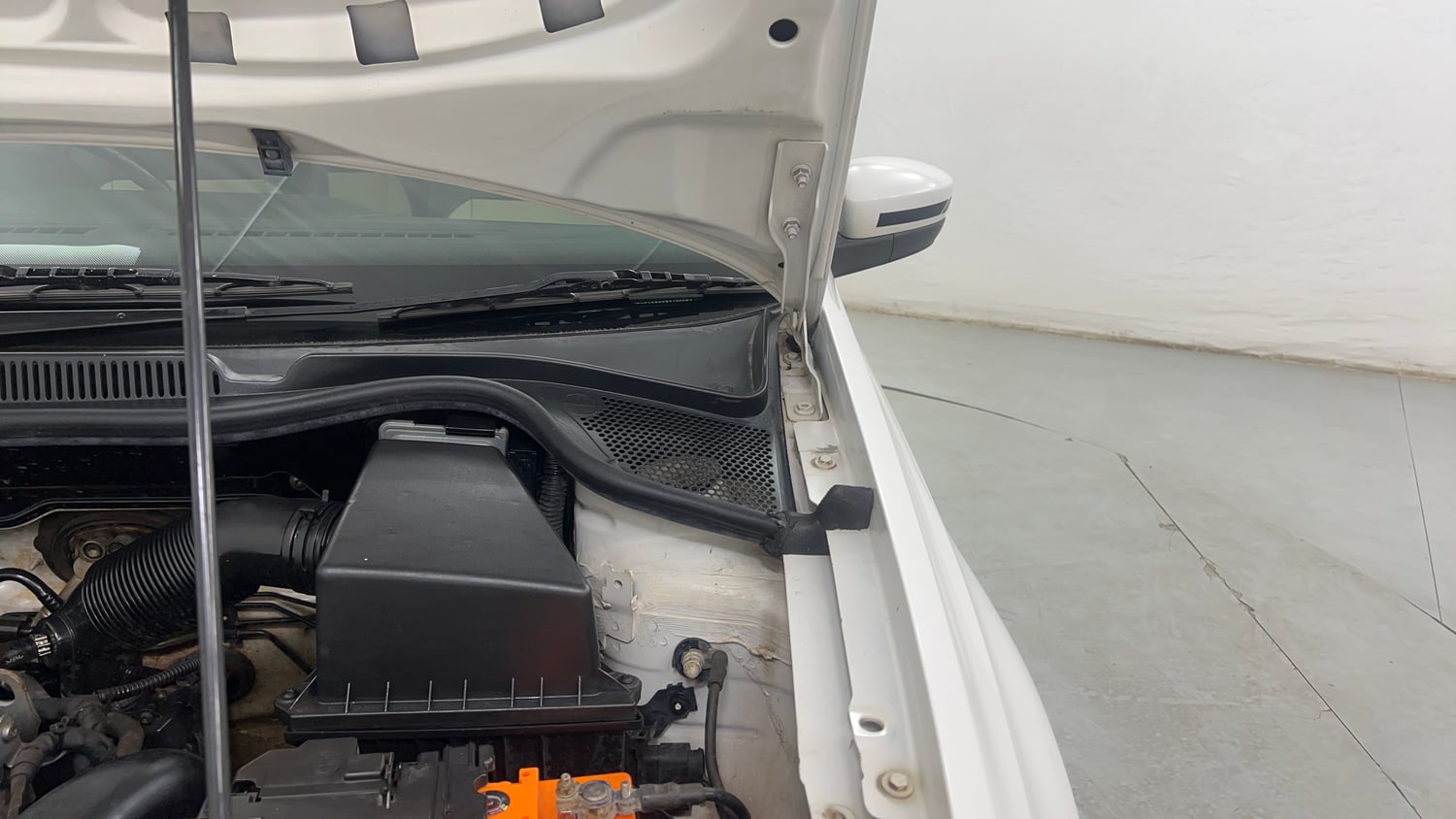Used 2015 Volkswagen Polo Highline1.2L (P) Petrol Manual engine ENGINE LEFT SIDE HINGE & APRON VIEW