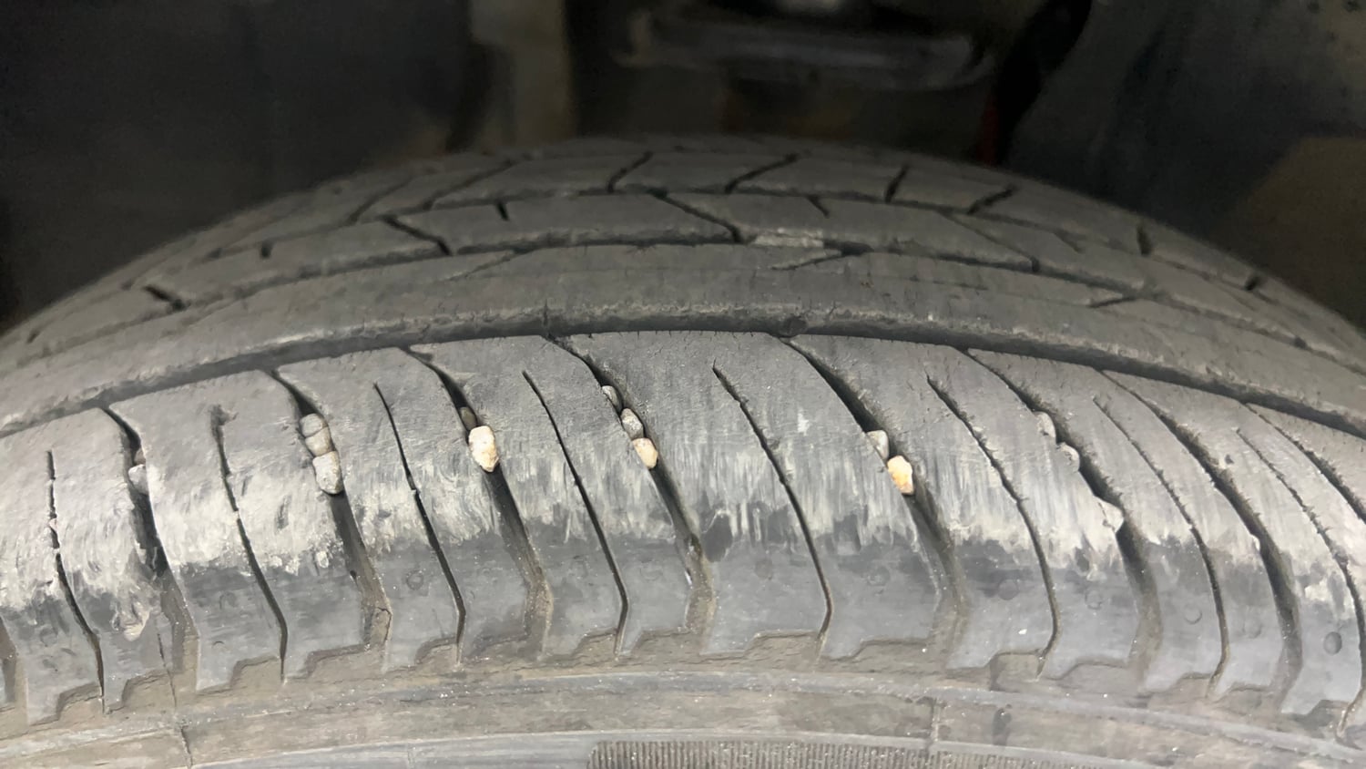 Used 2023 Nissan Magnite XV Petrol Manual tyres LEFT FRONT TYRE TREAD VIEW