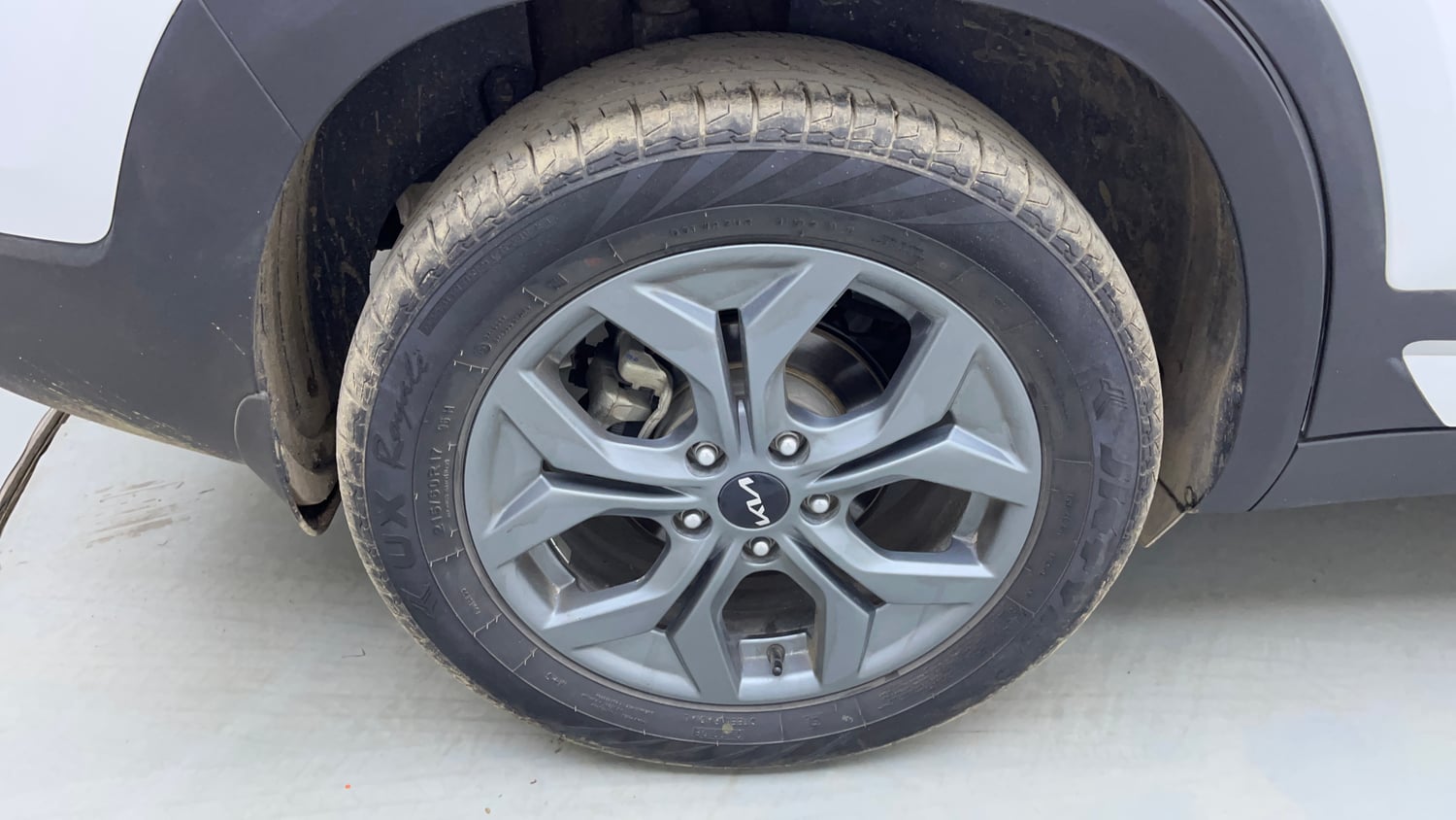 Used 2024 Kia Seltos HTX 1.5 Petrol MT Petrol Manual tyres RIGHT REAR TYRE RIM VIEW